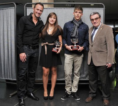 Marc Pons i Aida Pérez, guardonats com a millors nedadors, amb el paer en cap i el president del CN Lleida.