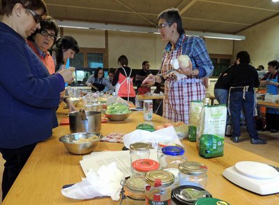 El taller, organitzat per la Regidoria de Medi Ambient, ha permès aprendre com conservar per calor, per assecat, per salat, per dolç o per àcid, entr….