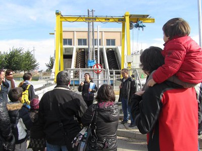 Una trentena de persones han participat en aquesta activitat per conèixer els tractaments que es fan per netejar les aigües residuals provinents de l….