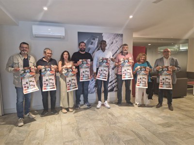 Foto del regidor amb les entitats que han participat en la presentació del Cinemón 2024.