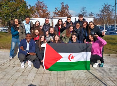 El regidor de Cooperació, Jackson Quiñonez, ha anat a saludar el grup lleidatà que emprèn viatge a Tindouf.