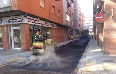 Aquest divendres s’han dut a terme els treballs d’aglomerat, després de renovar i ampliar una de les voreres per millorar-ne l’accessibilitat.