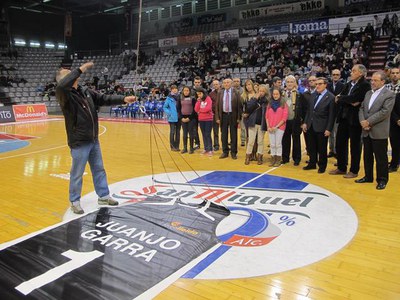 El paer en cap ha assistit a l’emotiu homenatge que s’ha fet al Barris Nord, on s’ha desplegat la samarreta amb el nom de Juanjo Garra.