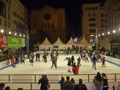 Gran afluència de patinadors a la pista de gel en el primer cap de setmana en marxa. Imatge de dissabte.