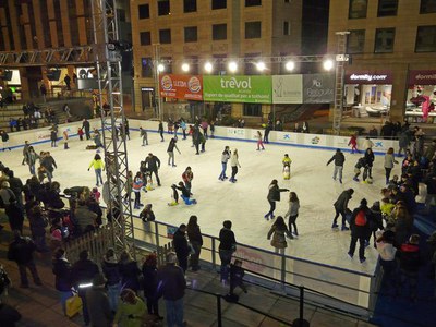 La pista de gel de la plaça de Sant Joan s’ha omplert de patinadors que han volgut estrenar la pista. Imatge de dissabte a la tarda.
