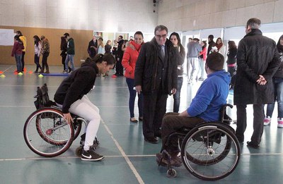 Una de les proves tradicionals d'aquesta gimcana és utilitzar cadires de rodes per desplaçar-se..