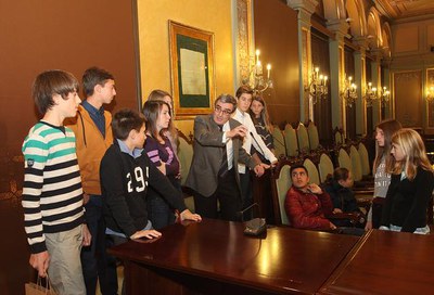 El paer en cap, explicant la història de la Carta de Població i del Saló de Sessions.