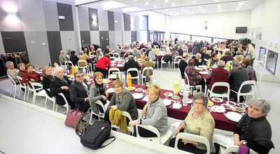 L’alcalde de Lleida ha acompanyat els socis de la La Llar de Jubilats de la Bordeta en el tradicional dinar de Nadal i els ha desitjat unes bones fes….