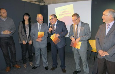 L’alcalde Ros ha saludat l'autor de llibre “Análisis del Turismo" en al presentació d'aquesta tarda a l'IEI de Lleida.