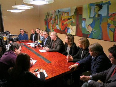 A l'acte de signatura hi han assistit els tinents d'alcalde Montse Mínguez, Josep Presseguer i Rafel Peris, el regidor Joan Gómez, la regidora Bea Ob….