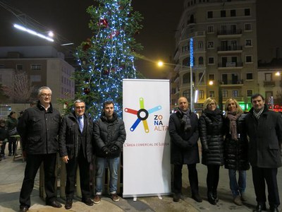 L'alcalde, amb els R.Peris i M.Mínguez, i el president dels comerciants de Zona Alta, Miquel Ballesté, i membres de l'associació.