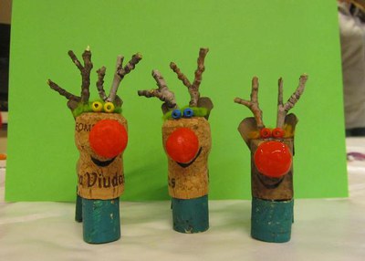 El taller de Nadal mostra com conciliar l’estètica, l’estalvi i l’aprofitament de residus, amb ampolles de plàstic, llaunes o embolcalls de paper.