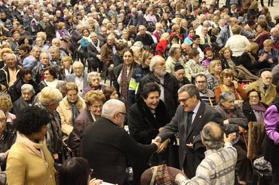 L'alcalde, Àngel Ros, saludant la gent gran de Lleida que ha participat en la tradicional turronada de Nadal.