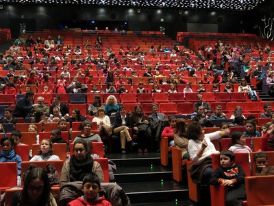 Uns 800 nens i nenes han participat a la preestrena del musical del Club Banyetes.