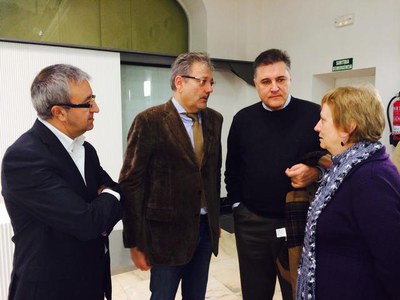 El responsable de Turisme de Lleida, Fèlix Larrosa, saludant la Secretària General de la UGT, que dóna suport a la iniciativa. El projecte es present….