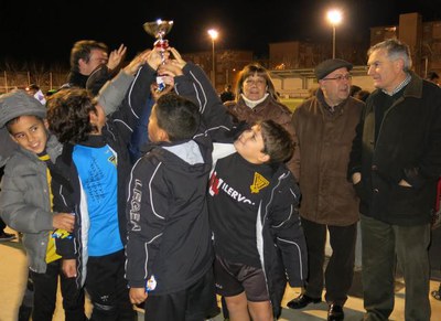 Sara Mestres, en el lliurament de premis del Torneig de Nadal de la UE Gardeny, que s'ha emportat el Pardinyes en la categoria de benjamins.