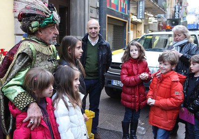 L'alcalde accidental, Rafael Peris, a la visita que el Camarlenc ha fet als comerciants del carrer del Carme amb els nens i les nenes que li han lliu….