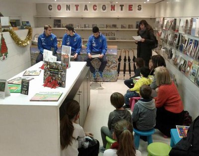 Diversos jugadors del Lleida Esportiu han estat els narradors dels contes de l'última sessió, juntament amb Mariví Chacón, a Turisme de Lleida.