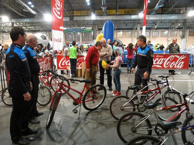 L'alcalde ha saludat els nens i nenes que estaven a l'espai viari de la Guàrdia Urbana a Cucaesport.