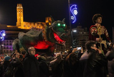 La Cavalcada 2014 ha creuat el riu Segre oferint una imatge singular de la desfilada amb la Seu Vella de fons.