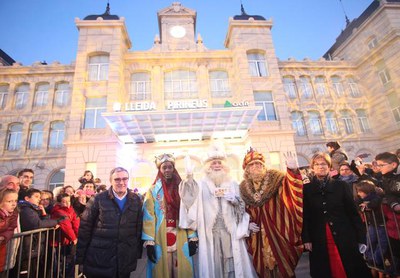 L'alcalde de Lleida i Montse Parra han rebut els Reis Mags a l’estació Lleida – Pirineus, on Ses Majestats han arribat en tren.
