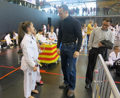 El regidor d'Esports, saludant la Tània, 8a en el campionat d'Espanya de Taekwondo Pumses.