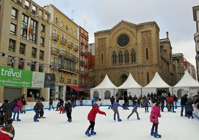 La pista de gel a la plaça de Sant Joan aquest matí, en l'últim dia en funcionament.