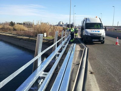 Es renova la barrera de seguretat de la LL-11 sobre el Canal de Seròs, substituint l’actual perquè estava molt malmesa i deteriorada.