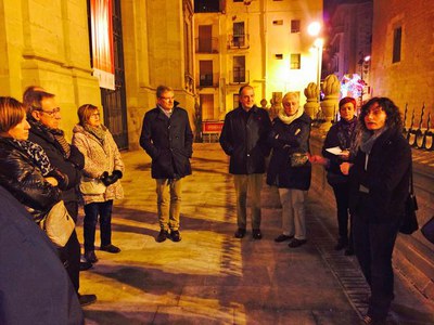 Fotografia d'una visita guiada per l'Eix de Turisme de Lleida per descobrir les tradicions nadalenques de la ciutat.