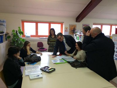 Àngel Ros, conversant amb alumnes d'un curs de formació.