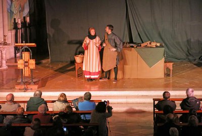 L’alcalde de Lleida ha assistit a la funció “La Marieta té un blau al front”, de l'agrupació teatral Toar.