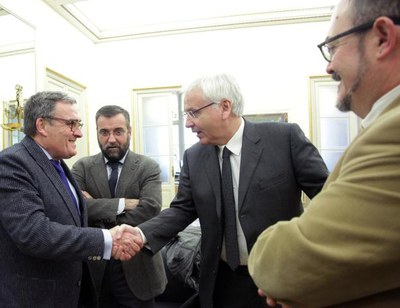 L'alcalde de Lleida i el conseller de Cultura i president del Consorci del Turó, Ferran Mascarell en la reunió mantinguda a la conselleria en el marc….