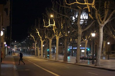 S’han instal·lat uns 18 punts de llum LED per testar els diferents nivells lumínics que donen a la calçada.