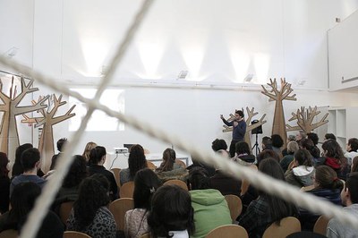 El vestíbul de l'Escola d'Art Leandre Cristòfol acull l’exposició itinerant “Premi de Disseny per al reciclatge 2013”.