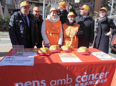 L'alcalde de Lleida, amb la campanya Posa't la Gorra d'Afanoc contra el càncer infantil.