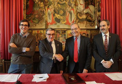 Fotografia de la signatura amb la Fundació La Caixa.