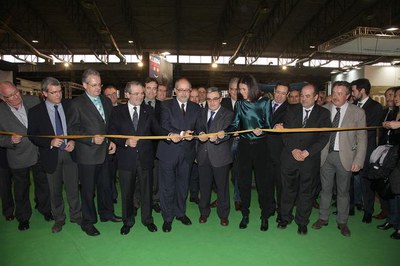 El conseller Puig, amb l'alcalde de Lleida i les autoritats que han assisit a la inauguraicó del 1r Saló de l’Esport i Turisme de Muntanya.