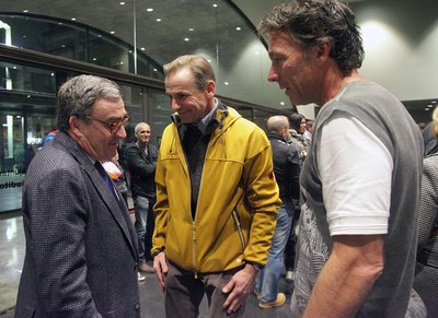 L'alcalde, amb Valentí Giró i Arcadi Climent, abans de l'estrena d'“Encordats al Juanjo” a l’Auditori.