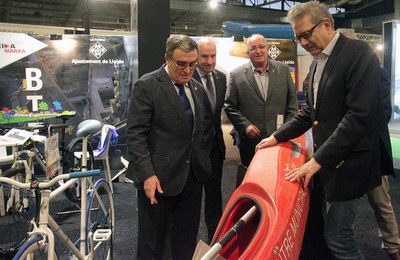 L'alcalde Ros i diversos regidors, ahir divendres a l'estand de la Paeria, que promociona el Centre BTT i el Centre Municipal de Piragüisme Saül Crav….