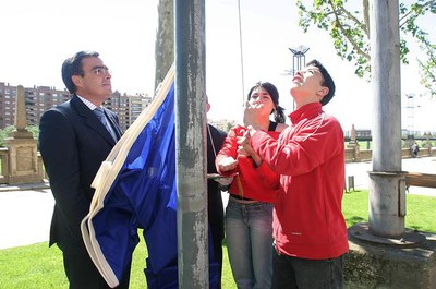 Enlairament de la bandera.