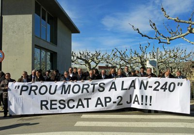Els representants del món local, empresarial i associatiu, a les Borges, amb la pancarta que demana el rescat de l'AP-2.
