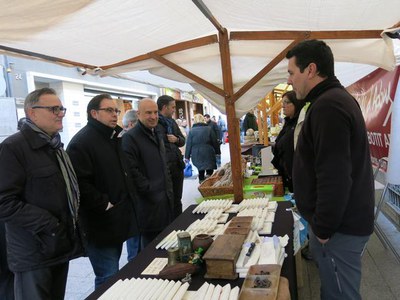 El Mercat de les Rebaixes de l'Eix Comercial compta amb un total de 80 parades, entre les quals n'hi ha 10 de productes d'alimentació.