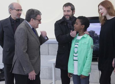 L'alcalde Ros, amb Carles Porta i els actors Andrés Bastista i Rachel Hurd-Wood de "Segon Origen", al Magical.