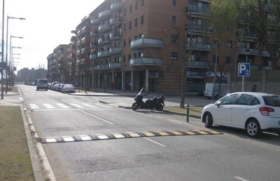 Bandes reductores de velocitat al carrer Corregidor Escofet amb el carrer Sabadell.