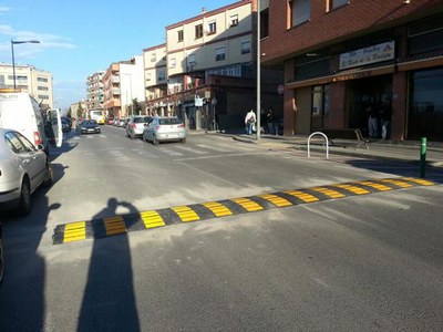 Bandes reductores de velocitat al carrer Palauet amb el carrer Àger de la Bordeta.