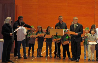 El regidor Jesús Castillo ha lliurat els premis del 16è Concurs d’Arts Plàstiques i del 15è Concurs d’Interpretació Musical abans de la Cantata.