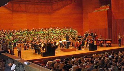 L’Auditori municipal Enric Granados es queda petit per escoltar la cantata, de Francesc Membrives i a càrrec dels Cors i Orquestra Simfònica del Cons….