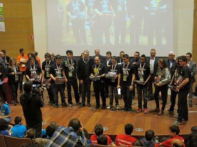 Fèlix Larrosa ha lliurat el guardó al 2n guanyador del First Lego League Lleida, el Santa Anna Team.