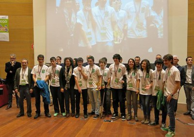 Maria Rosa Ball ha lliurat el guardó de la Paeria que premia la investigació, a l'equip Brudieu, de l’Institut Joan Brudieu de la Seu d’Urgell.