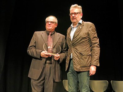 El tinent d'alcalde Fèlix Larrosa ha lliurat un dels premis Blas Infante de la Casa de Andalucía a Toni Baró, president de l'AV de Balàfia.